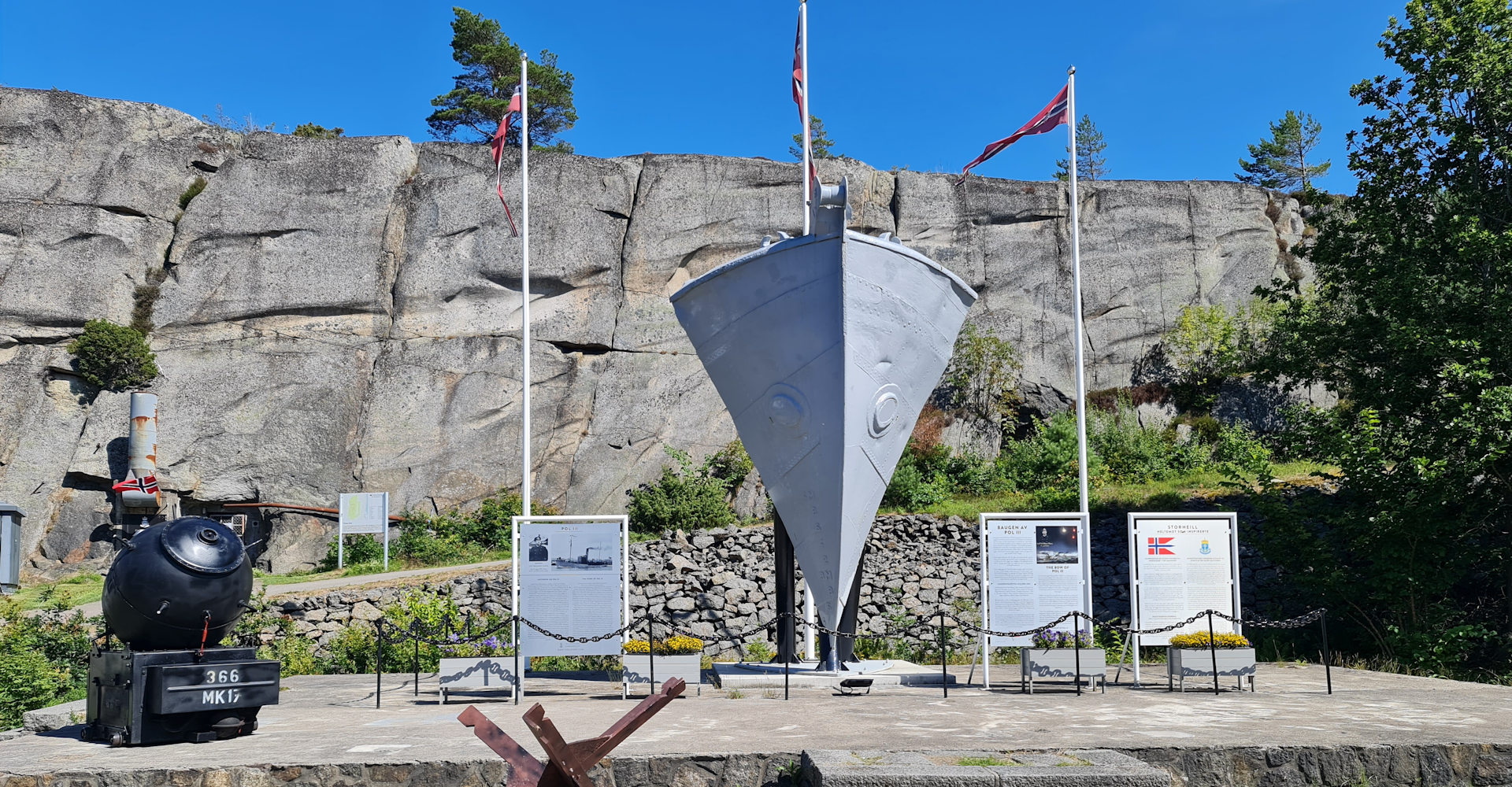 Torås fort - Banner 005her går du opp fra parkeringsplassen - Foto Geir Johansen.jpg