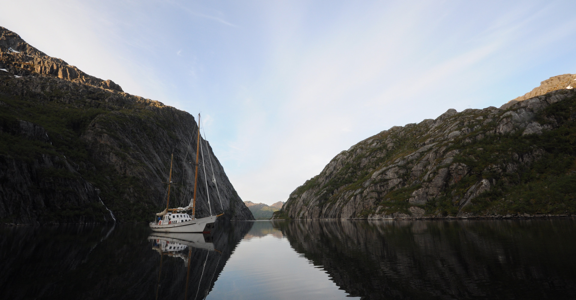 Seilbåt innerst inne i Trollfjorden - foto Andreas Mathismoen.jpg