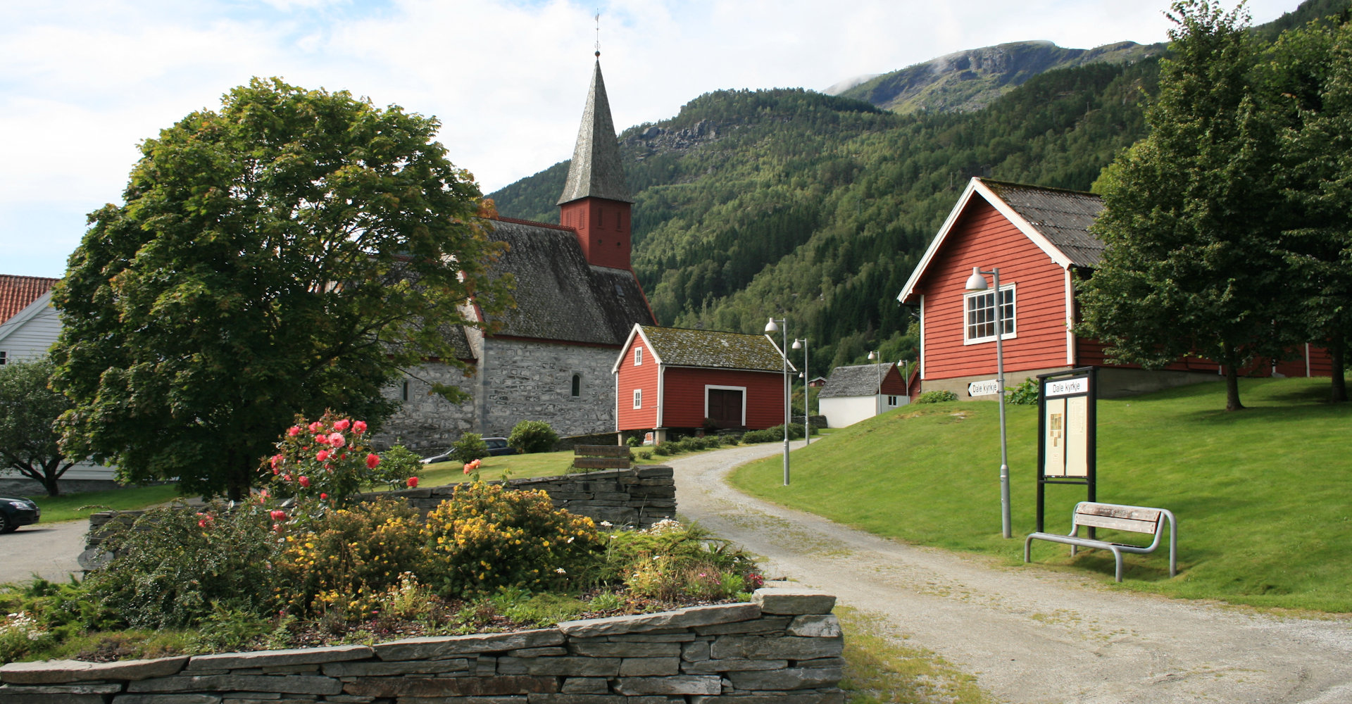 002 Dale steinkirke - foto Geir Johansen.jpg
