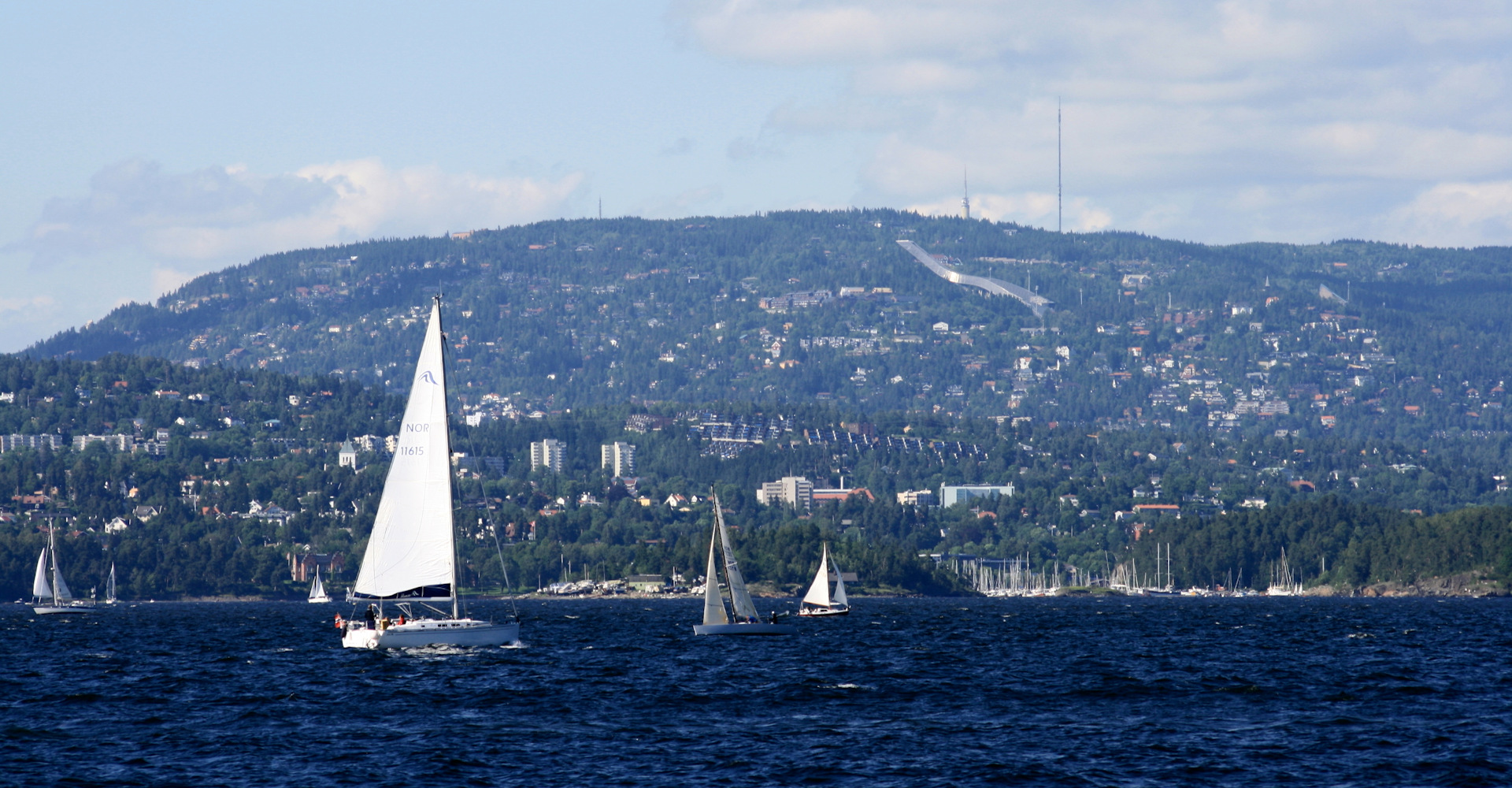 023 Holmekollen sett fra Oslofjorden-foto Geir Johansen.jpg