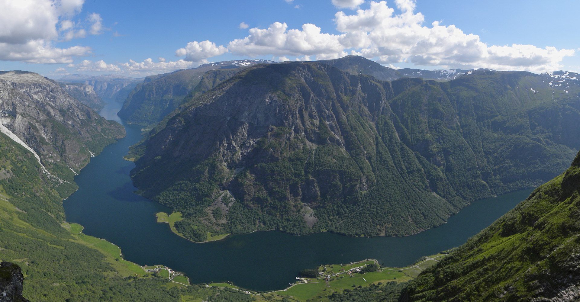 007 Nærøyfjorden - Nærøyfjorden sett fra fjellet Bakkanosi - Gudvangen inn til høyre - foto Vincent.jpg