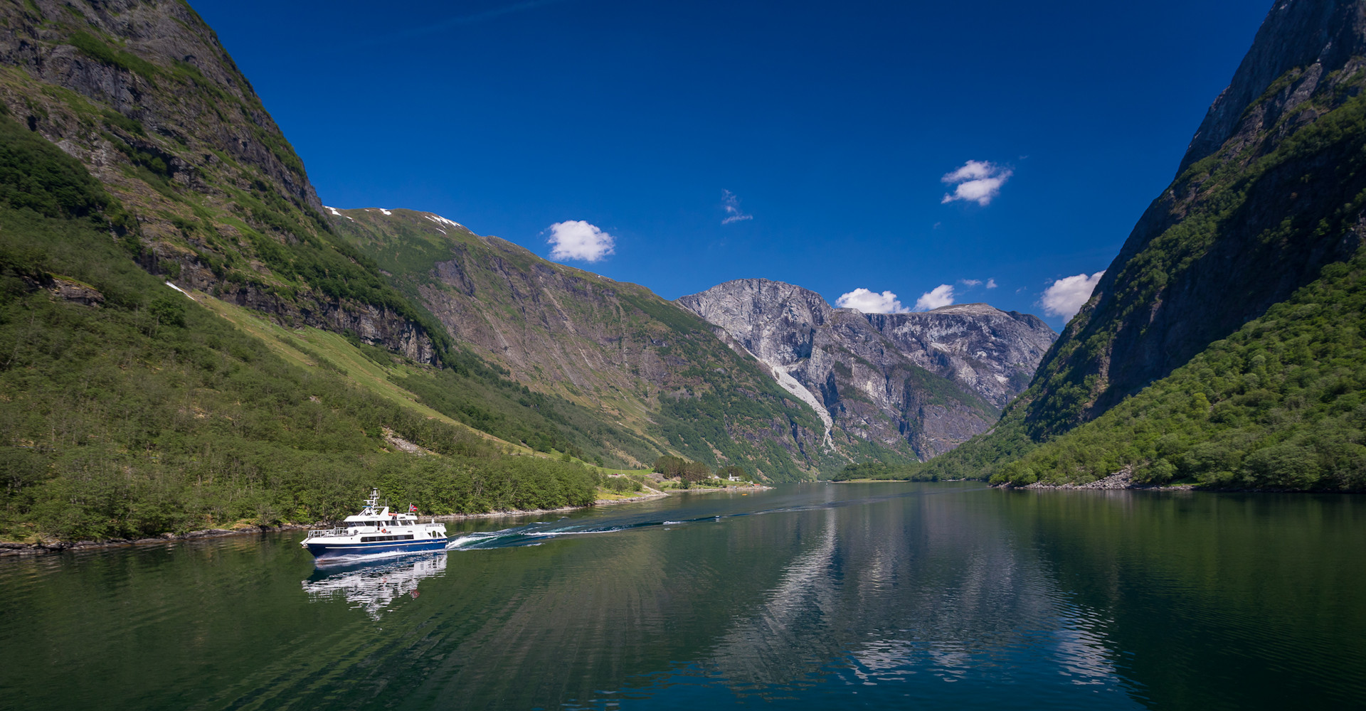 003 Nærøyfjorden - ferga på tur ut - foto Svein Magne Tunli.jpg