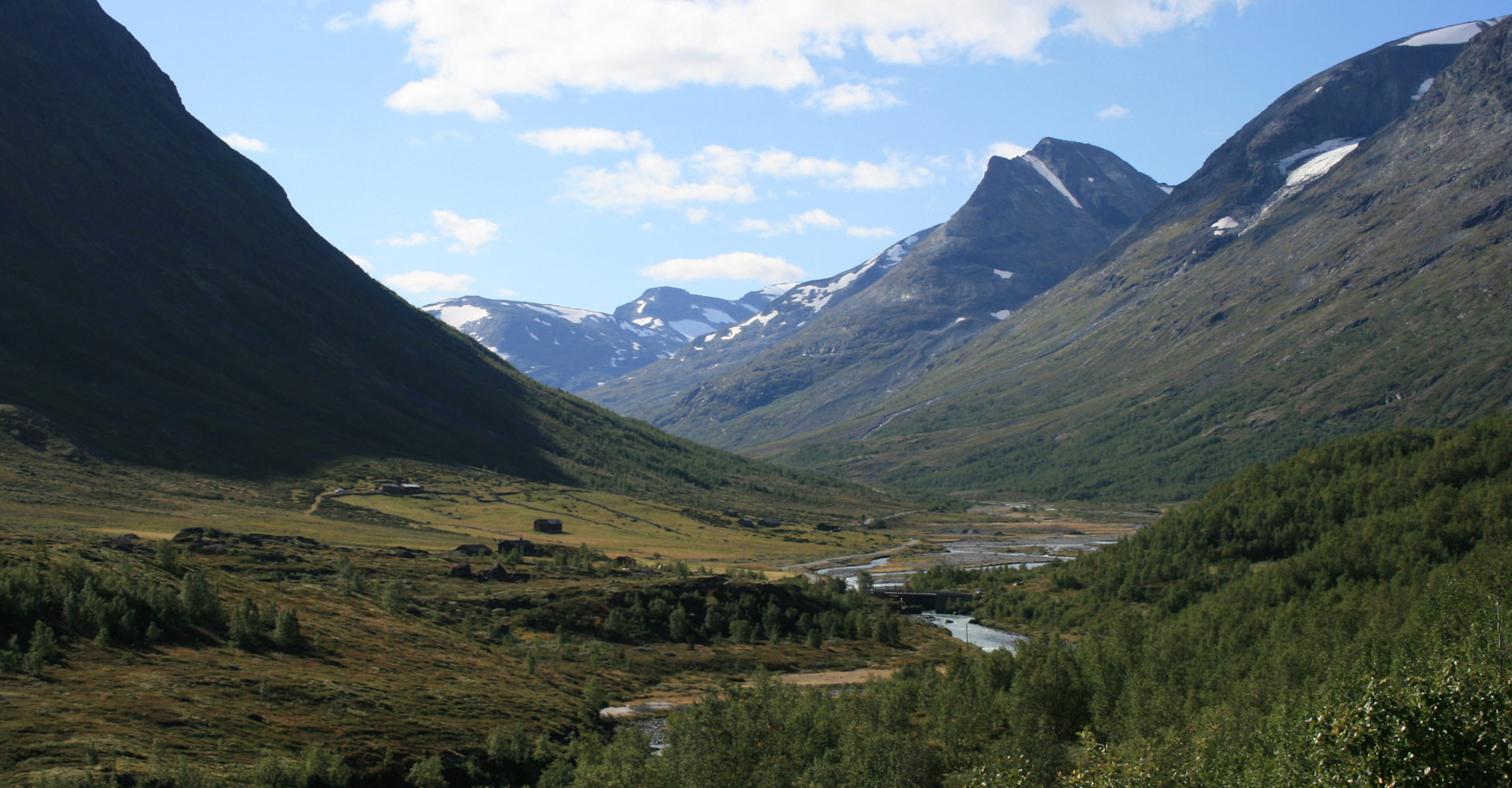 Bøverdalen-008 Utsikt innover Leirdalen fra utsiktspunktet Vegaskjelet- Galdhøgpiggen rett til venstre-foto Geir Johansen.jpg