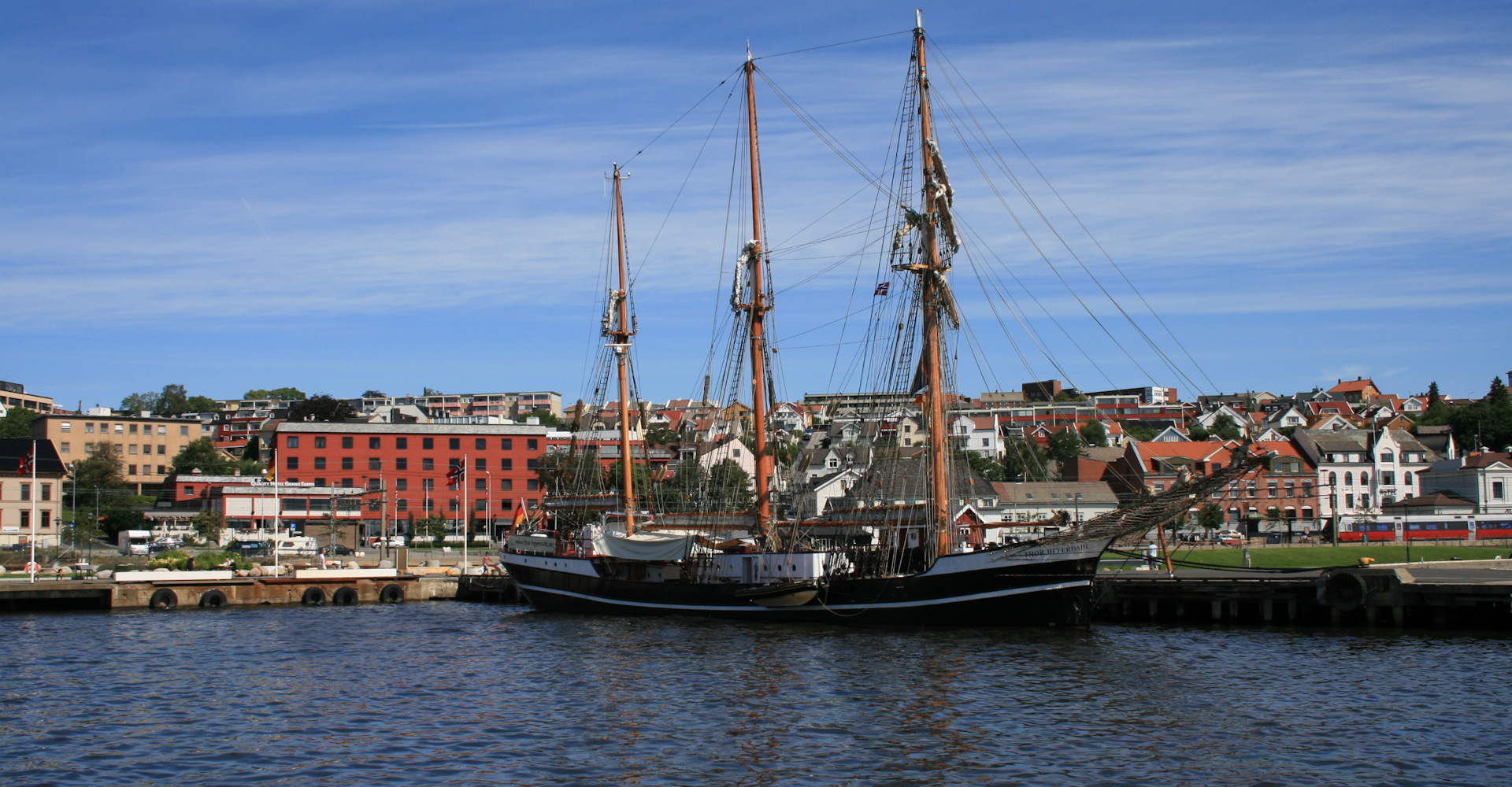 010 seilskipet Thor Heyerdahl ved kai.jpg