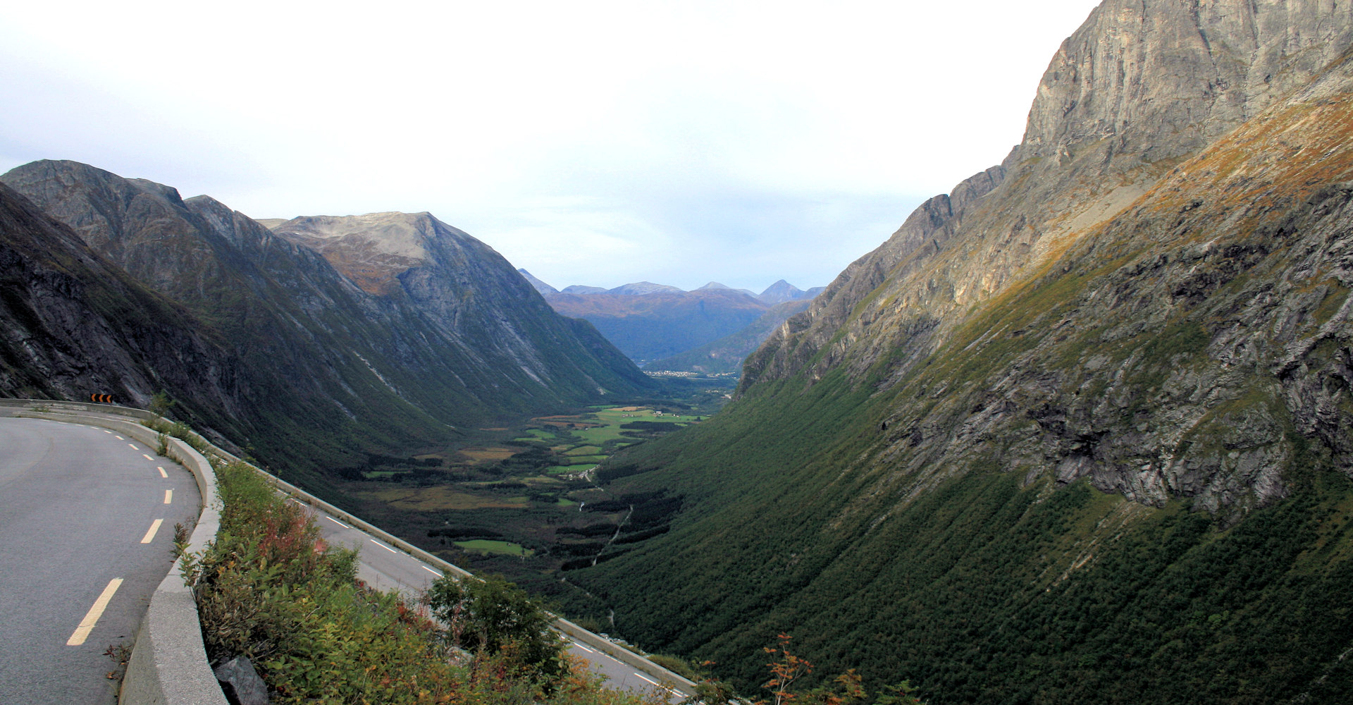 010 A Trollstigen - Utsikt utover Isterdalen - Foto Geir Johansen.jpg