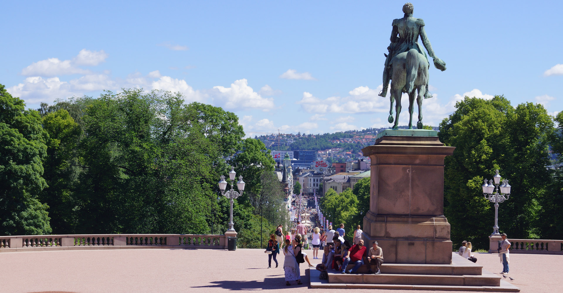003 Det kongelige slott - Statuen og karl johans gate- Foto Geir Johansen.jpg