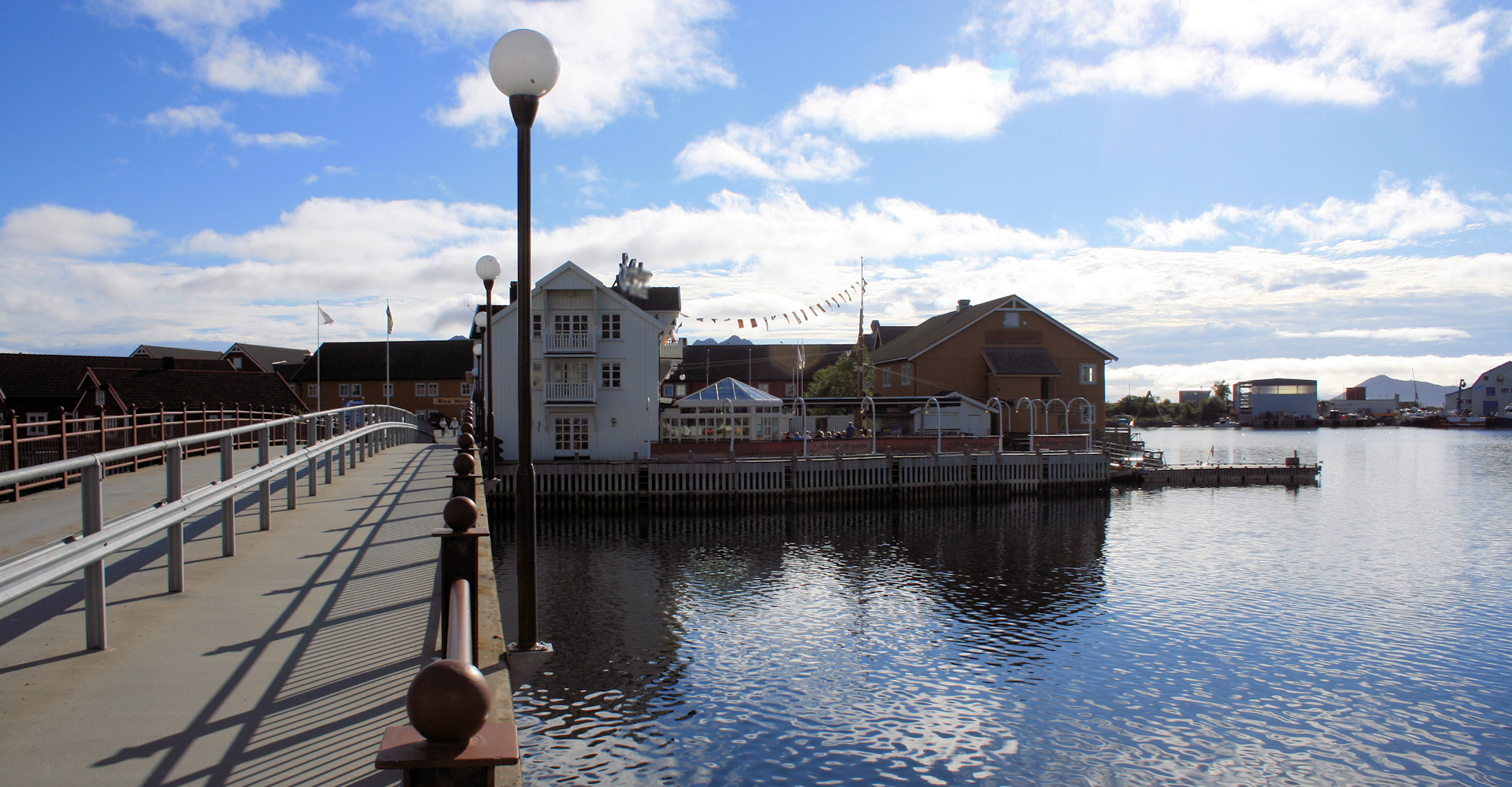 013B Lamholmen midt i havnen med hotell og restaurant-foto Geir Johansen.jpg