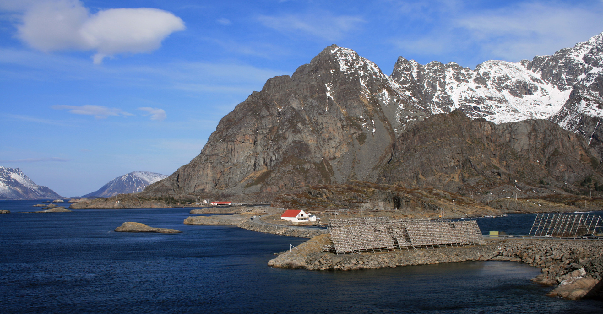 006-fisk på hjell med festvågtinten i bakgrunnen-foto Geir Johansen.jpg