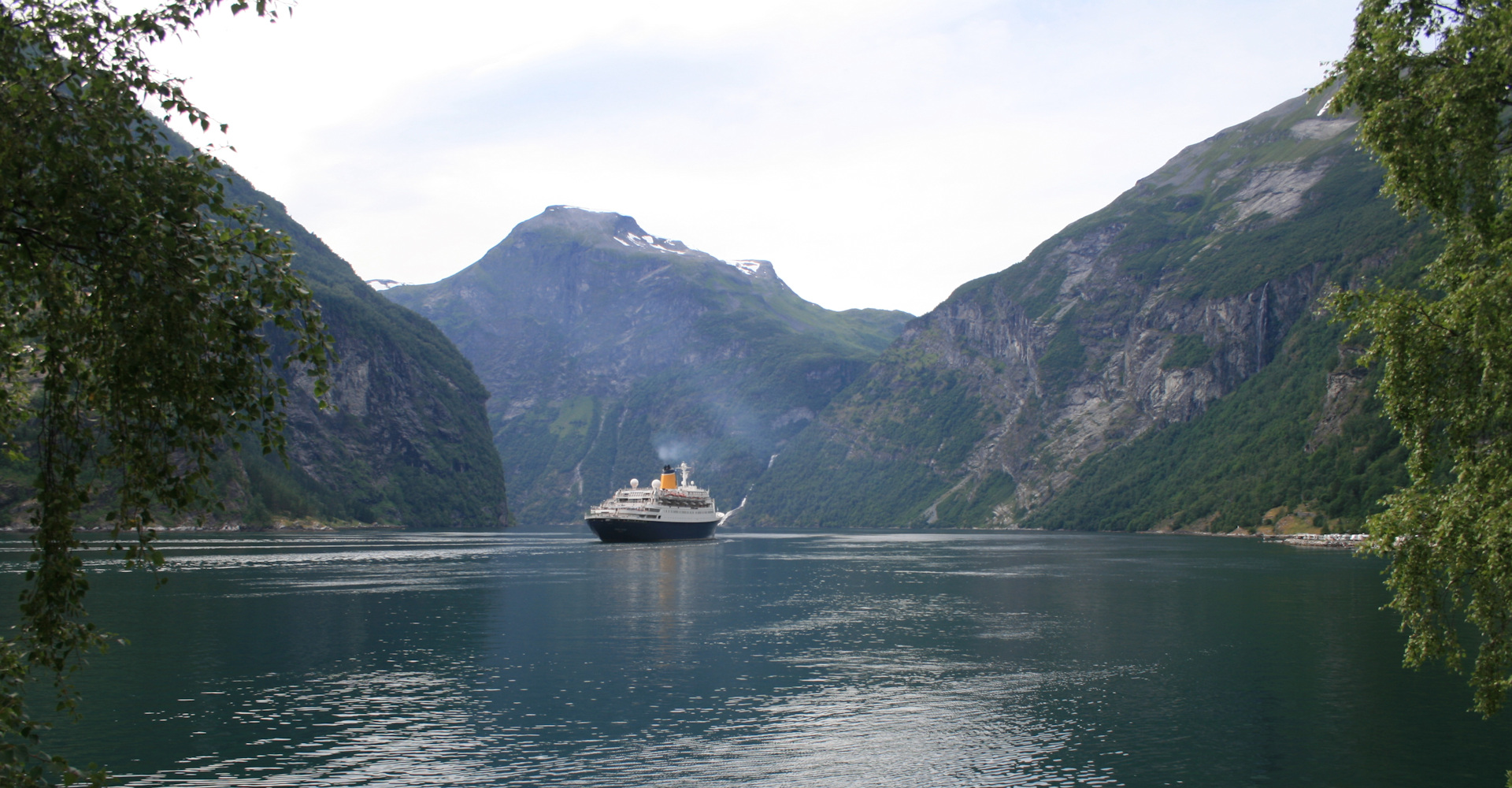 007 cruiseskip på tur ut fjorden-foto Geir Johansen.jpg