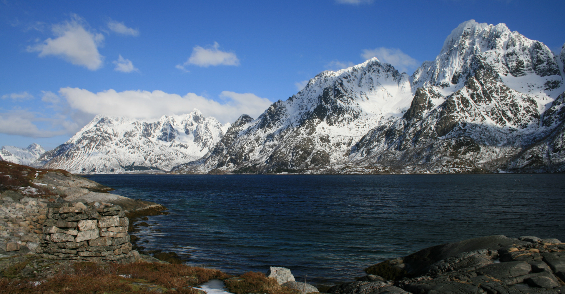 024 Austnesfjorden i Lofoten i vinterdrakt - foto Geir Johansen.jpg