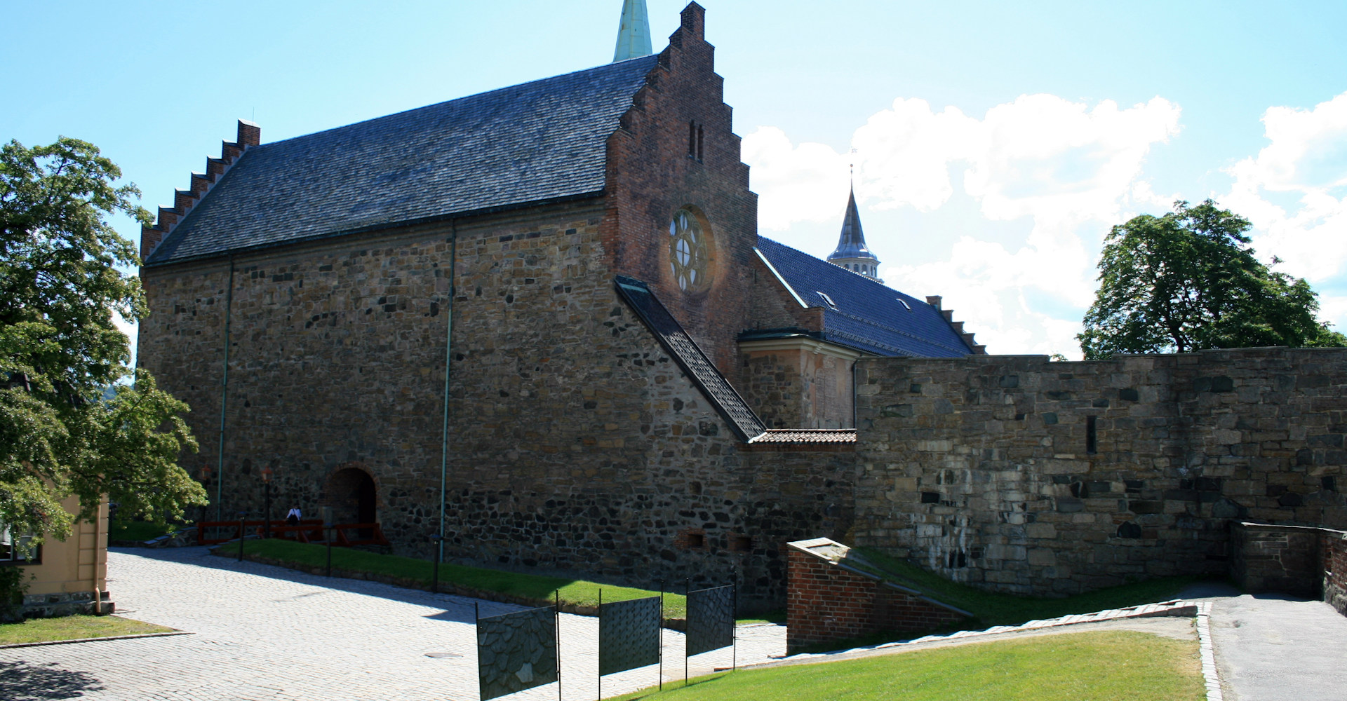 004 Hovedbygningen med storhallen og Kongens kammer - Foto Geir Johansen.jpg