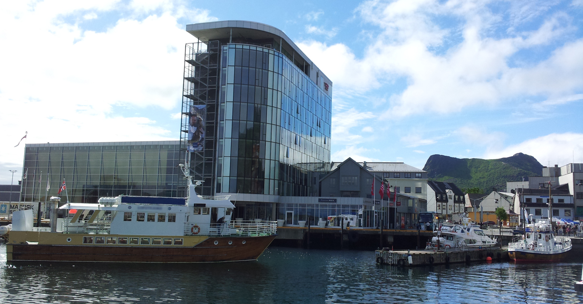 008 Svolvær havn mot toget og sentrum og båter som driver med fjordcruise-foto Geir Johansen.jpg
