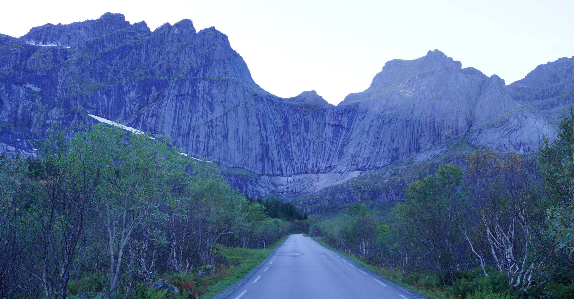 012 - Lofotens egen Trollvegg og Bjørntinden - foto Geir Johansen.jpg