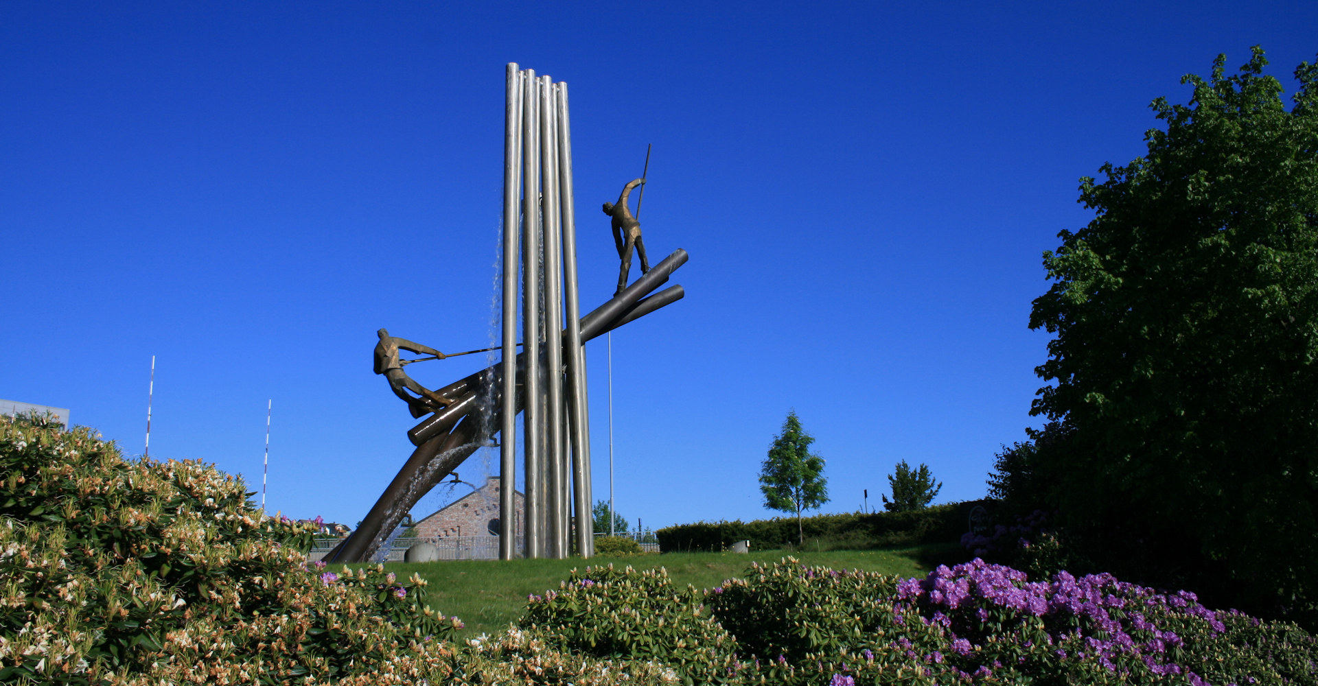 002 Fløtningsmonumentet ved slusen- FotoGeir Johansen.jpg