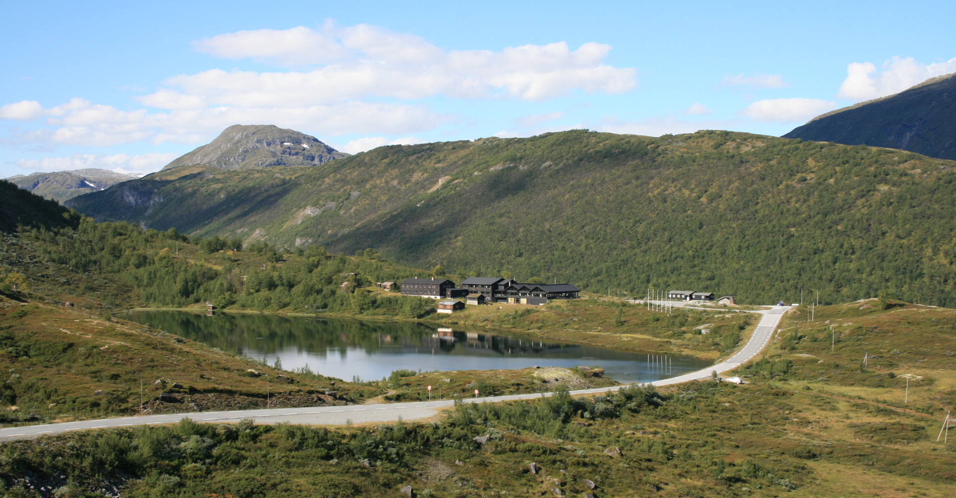 Bøverdalen-010 Bøverkinnhalsen og Jotunheimen fjellstue-foto Geir Johansen.jpg