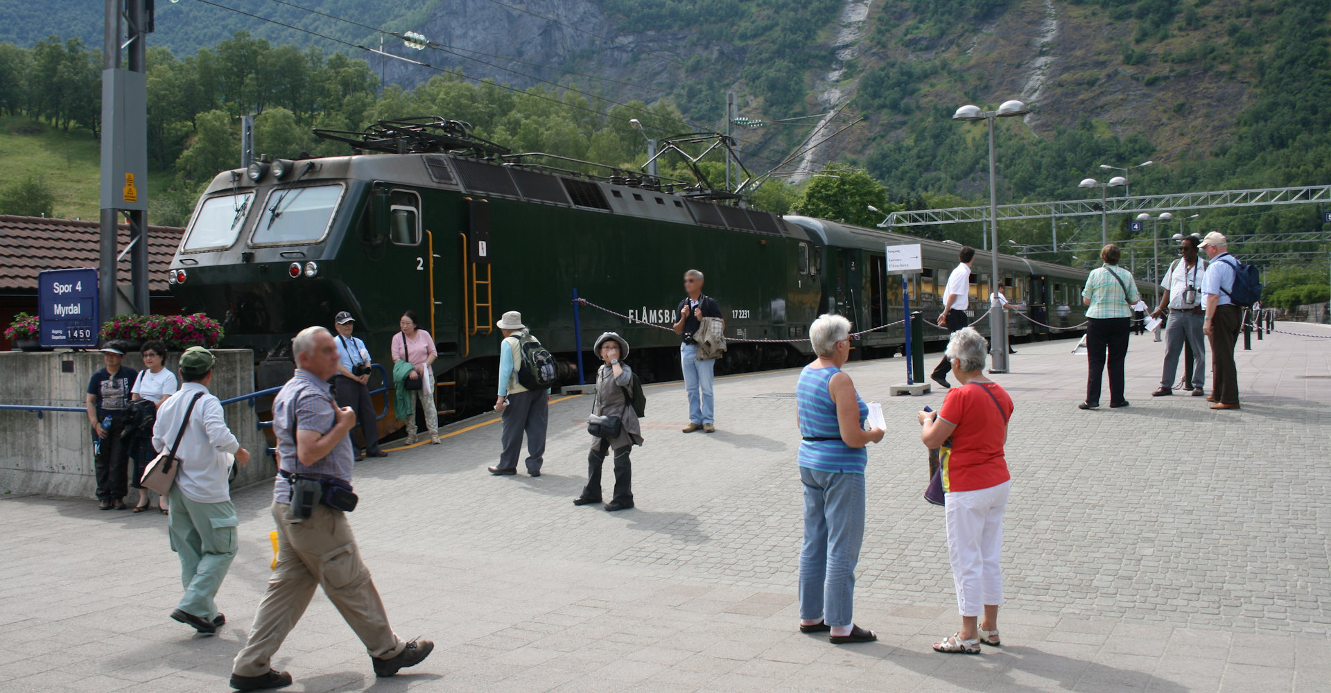 002 Flåmsbanen på stasjonen i Flåm - foto Geir Johansen.jpg
