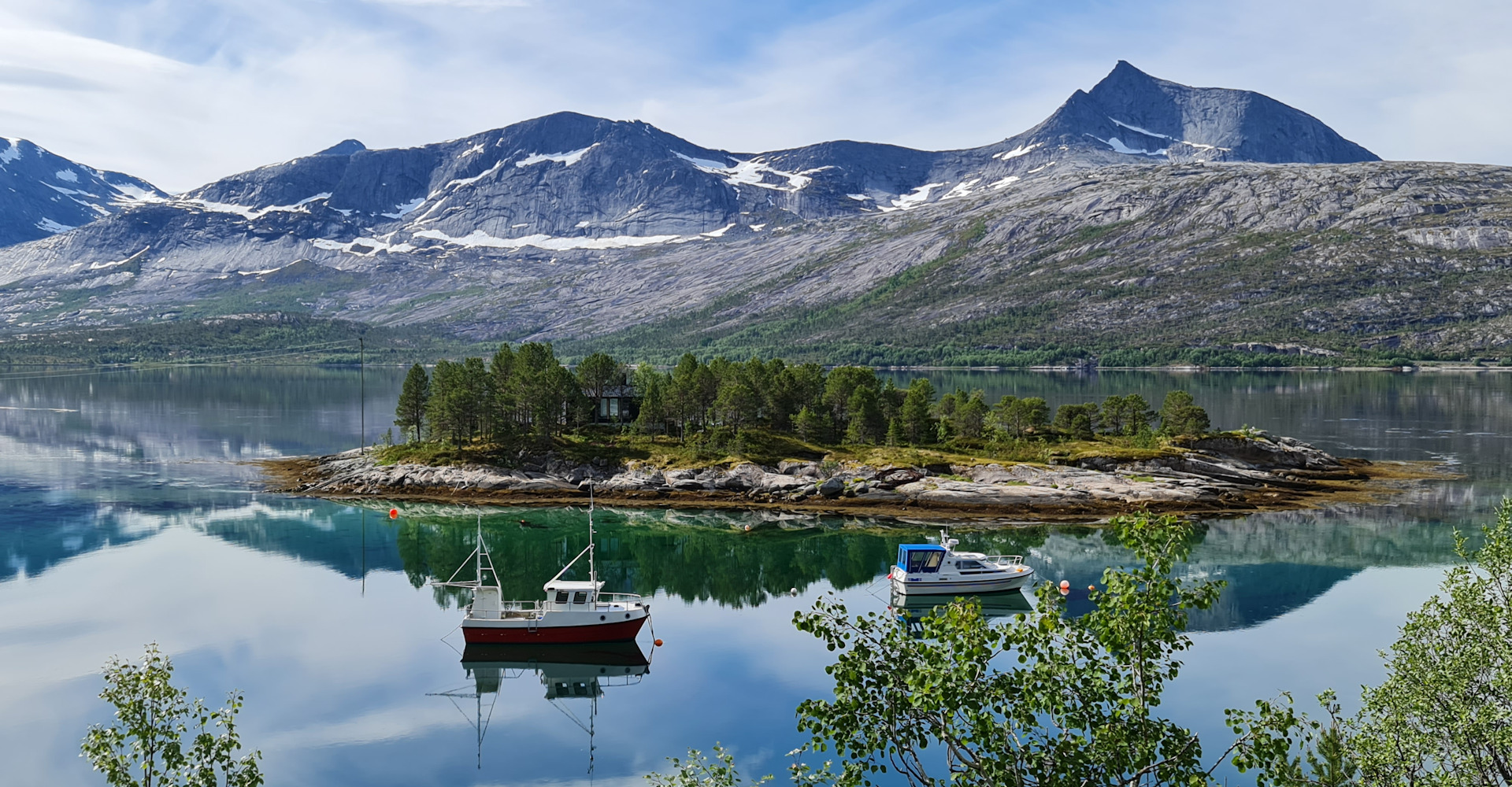 Efjorden - Banner - 003 med Vårsetholmen og Henriknesfjellet i bakgrunnen - foto Geir Johansen.jpg