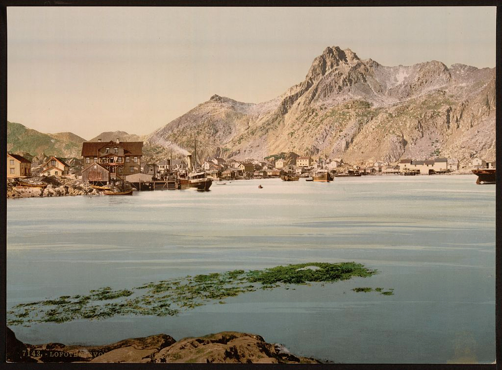 Svolvaer_Lofoten_Norway_med_gamle_hotel_lofoten-_foto_Library_of_Congress.jpg