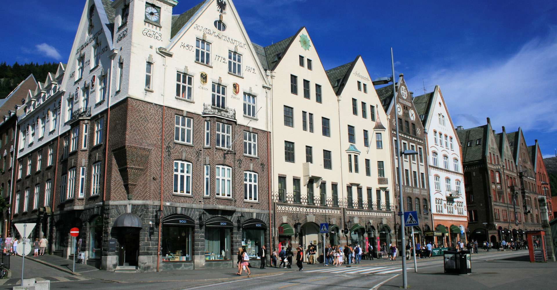 005 Bebyggelse på tur ned til bryggen - foto Geir Johansen.jpg