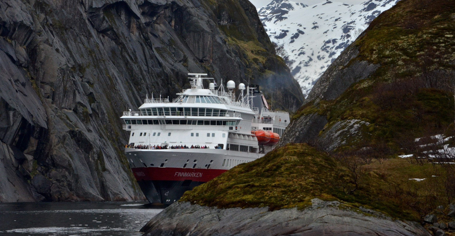 Hurtigruten i Trollfjorden - Foto Chris Shervey.jpg