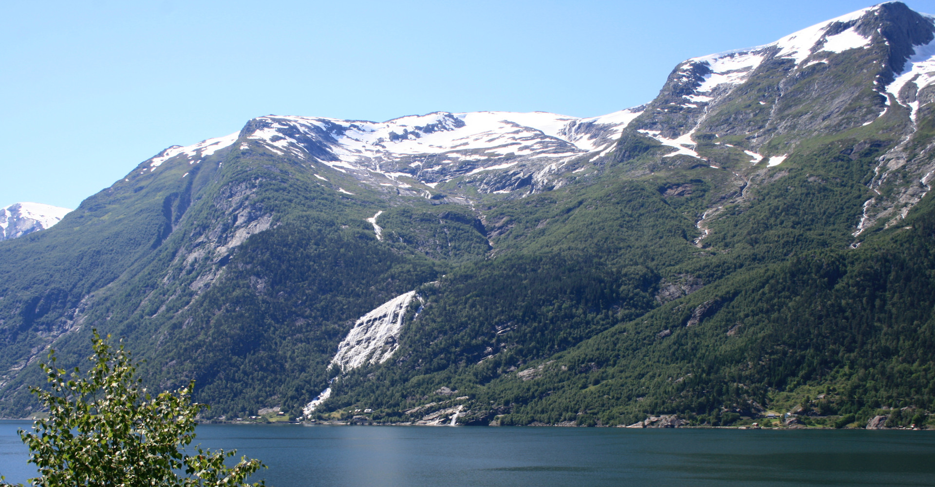 008 Ædnafossen over Ædna rett over Sørfjorden  ved Tyssedal og rett etter Odda.jpg