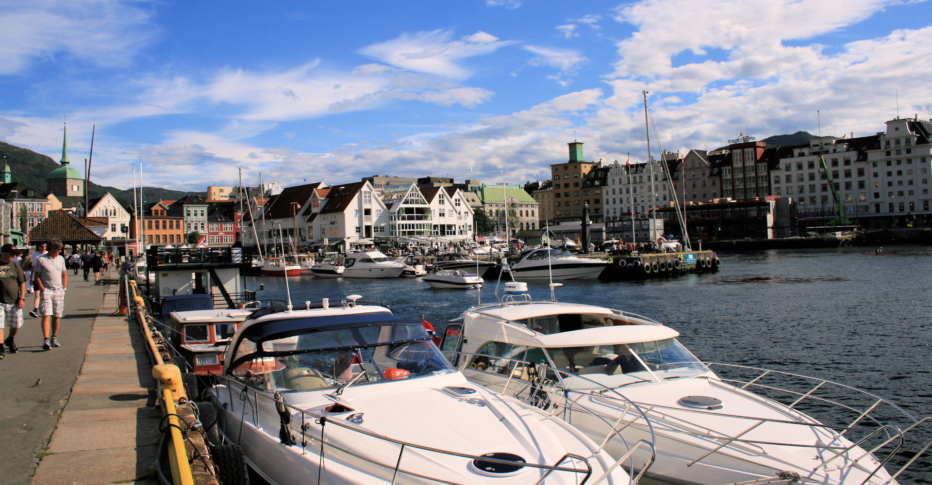 008 Utsikt mot sentrum langs kaien fra bryggen - foto Geir Johansen.jpg