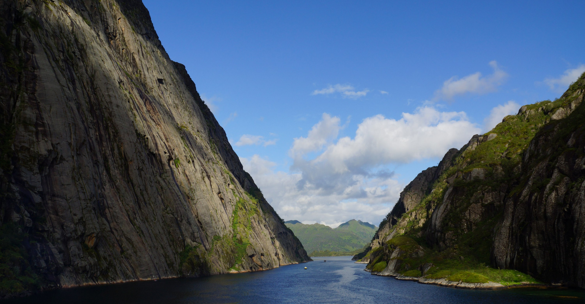 Utsikt ut Trollfjorden mot Raftsundet - Foto Julian G Albert.jpg