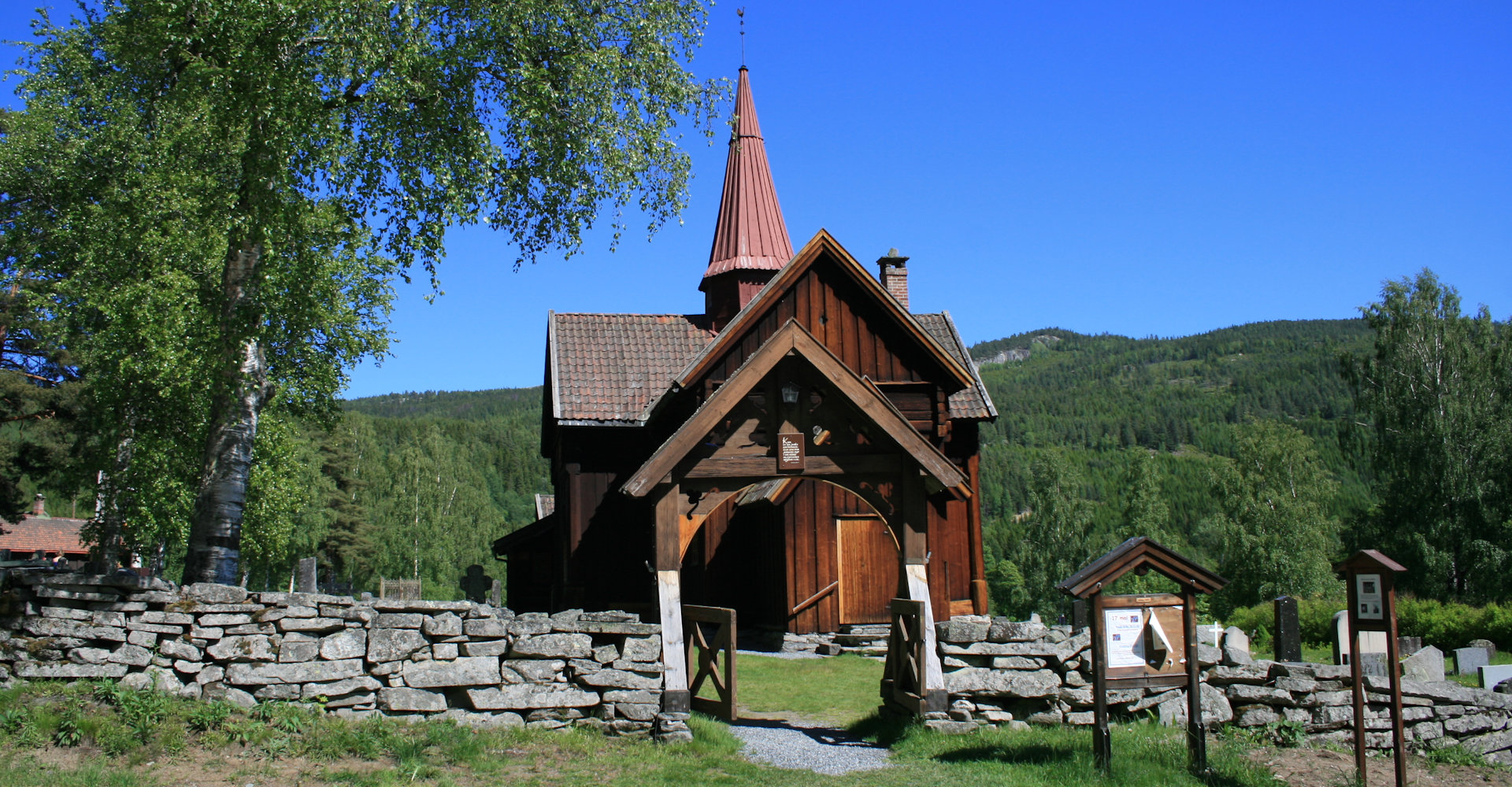 001 Rollag stavkirke - Foto Geir Johansen.jpg