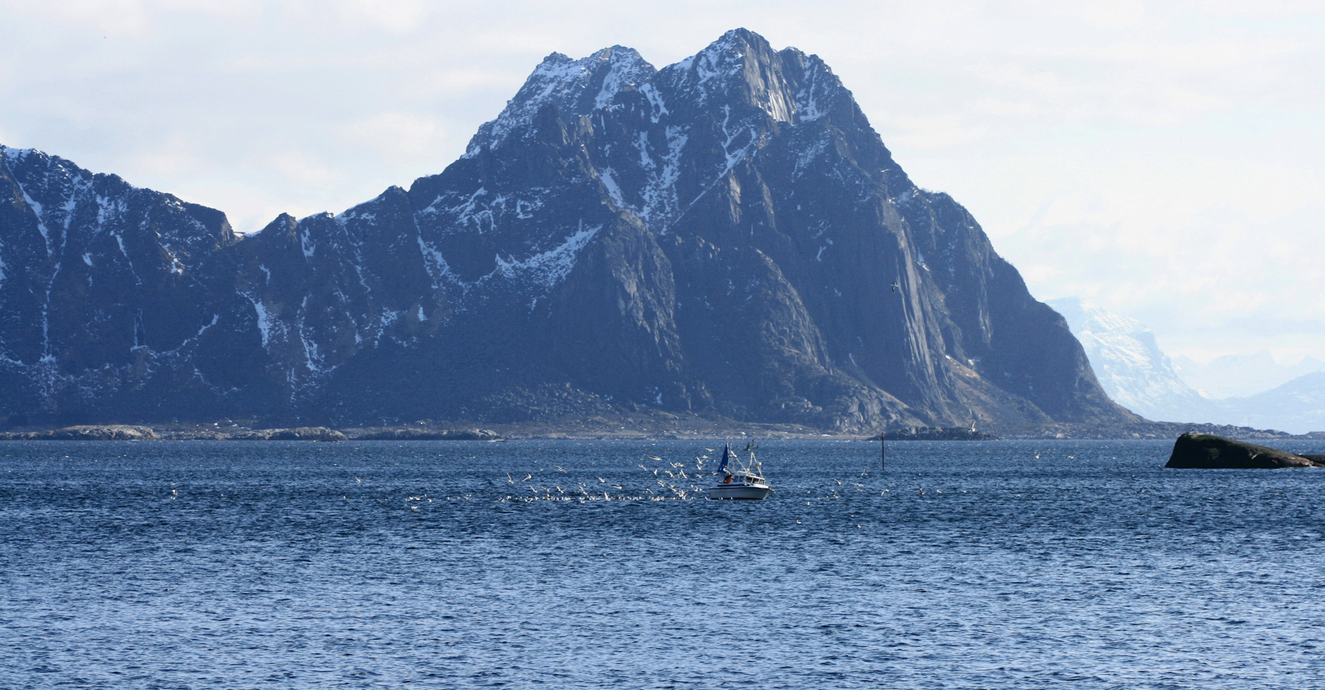 020 Lofoten - Svolvær - På sjarkfiske med Storemolla i bakgrunnen - foto Geir Johansen.jpg