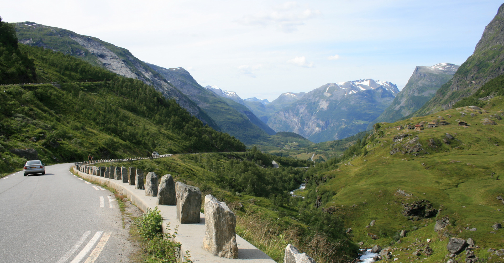 008 Ned dalen mot Geiranger og Geirangerfjorden - foto Geir Johansen.jpg
