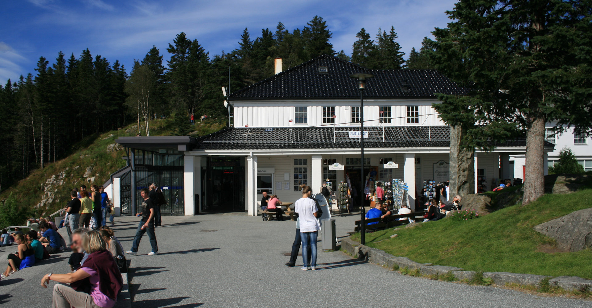 003 Fløien utsiktspunkt-her kommer man av fløibanen - foto Geir Johansen.jpg