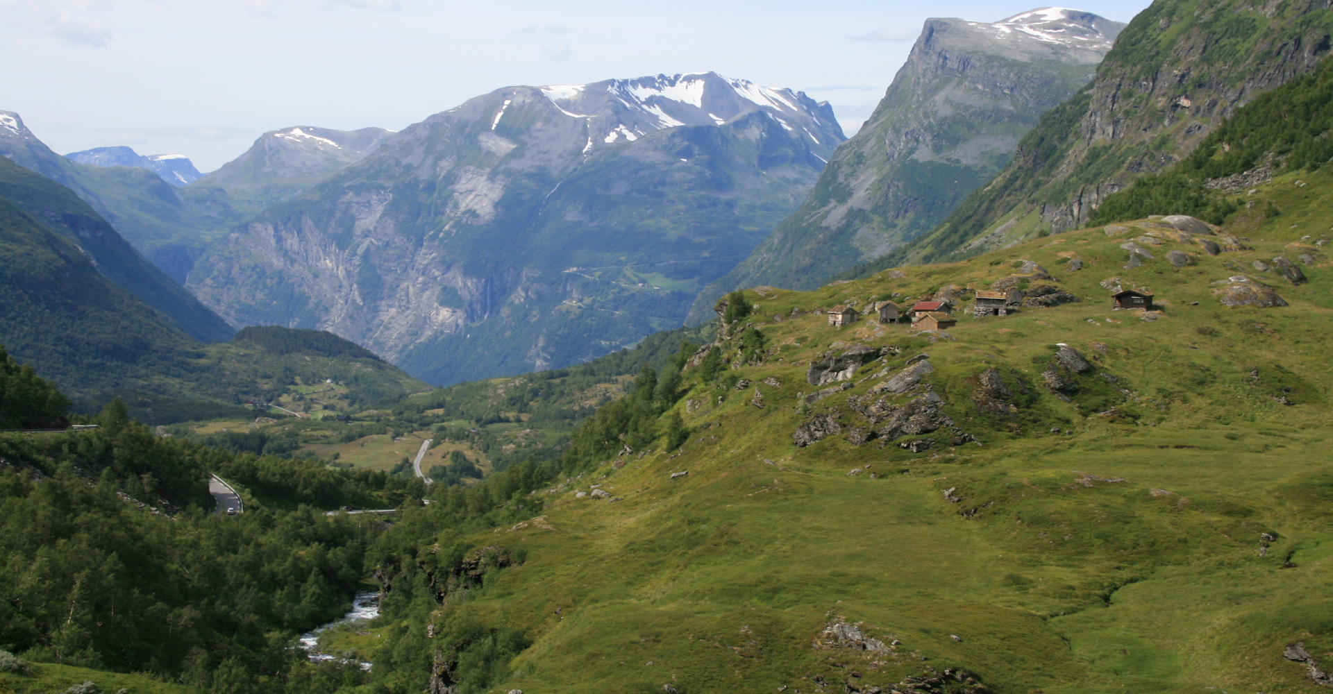 011 Opplendskedalen med gammelt gardstun-Foto Geir Johansen.jpg