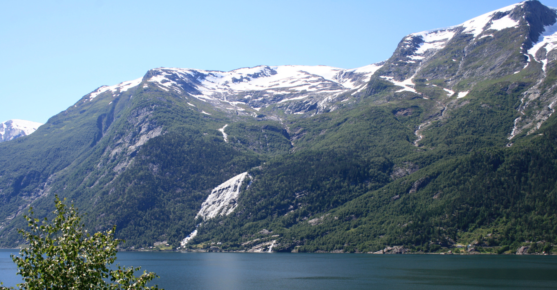 010 Ædnafossen over Ædna rett over Sørfjorden  ved Tyssedal og rett etter Odda-foto Geir Johansen.jpg