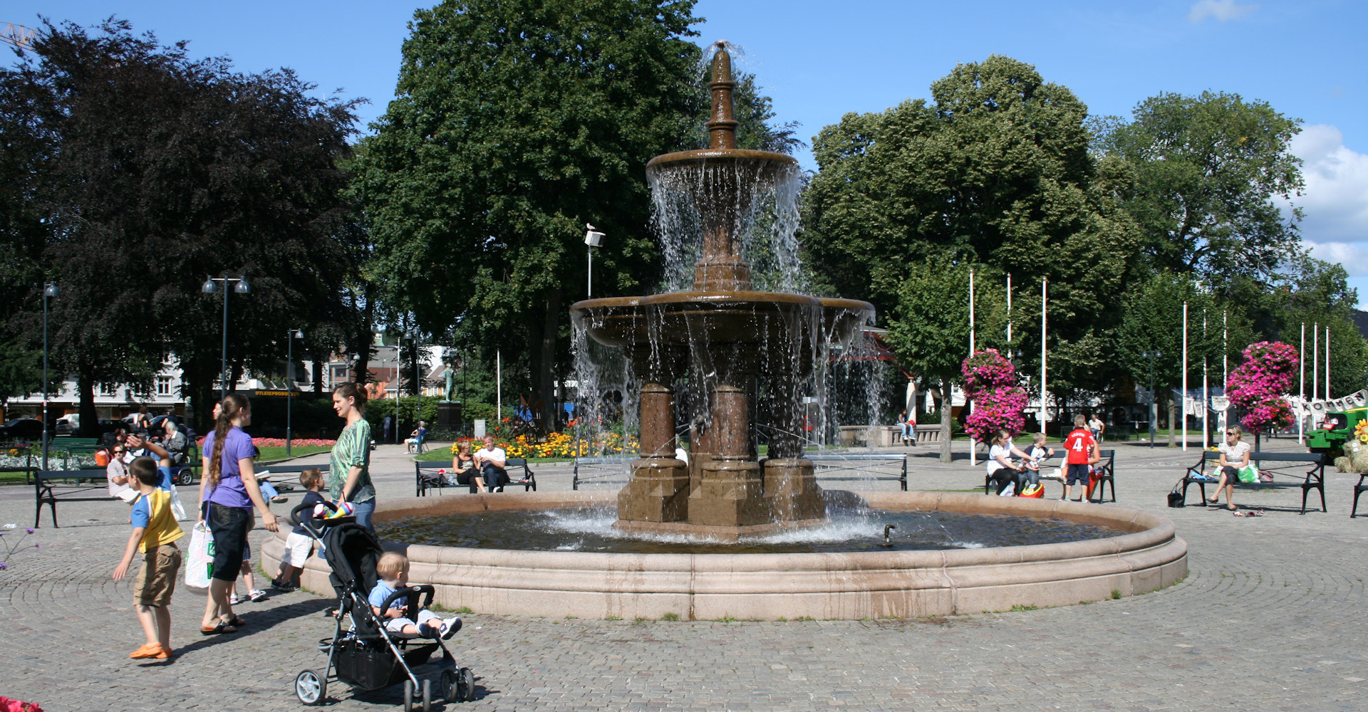 Kristiansand 007 Banner-sentrum-torget-og-wergelandsparken - foto Geir Johansen.jpg