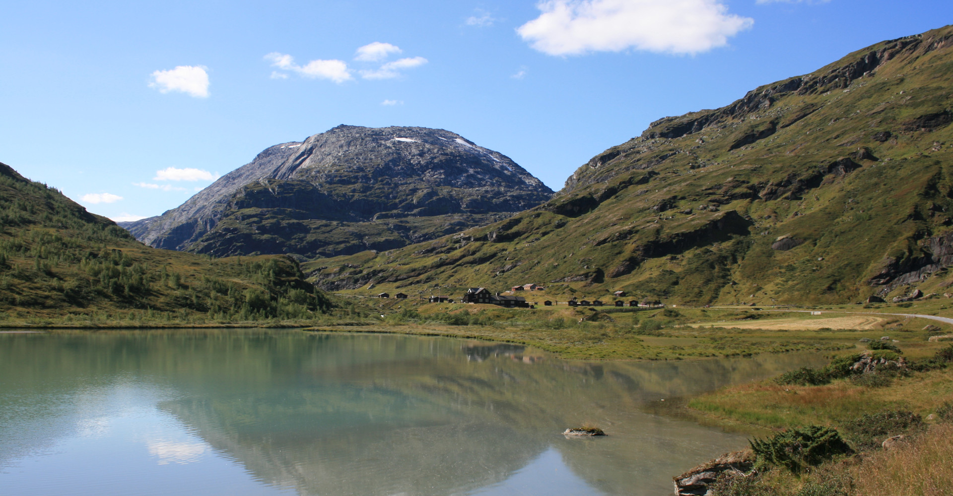 008 Utsikt mot Bøvertun sett over Bøvervatnet - Foto Geir Johansen.jpg