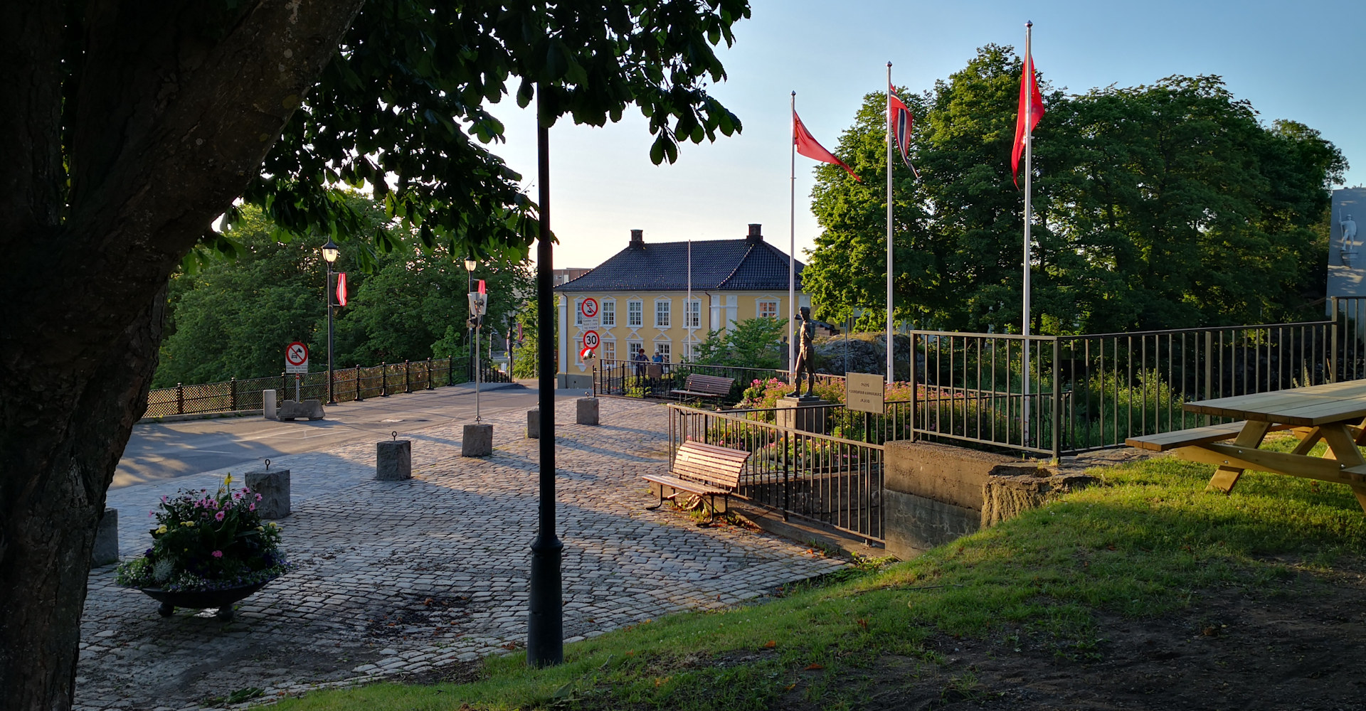 014 Statue ved fossen og konstitusjonsgården 2-foto Geir Johansen.jpg