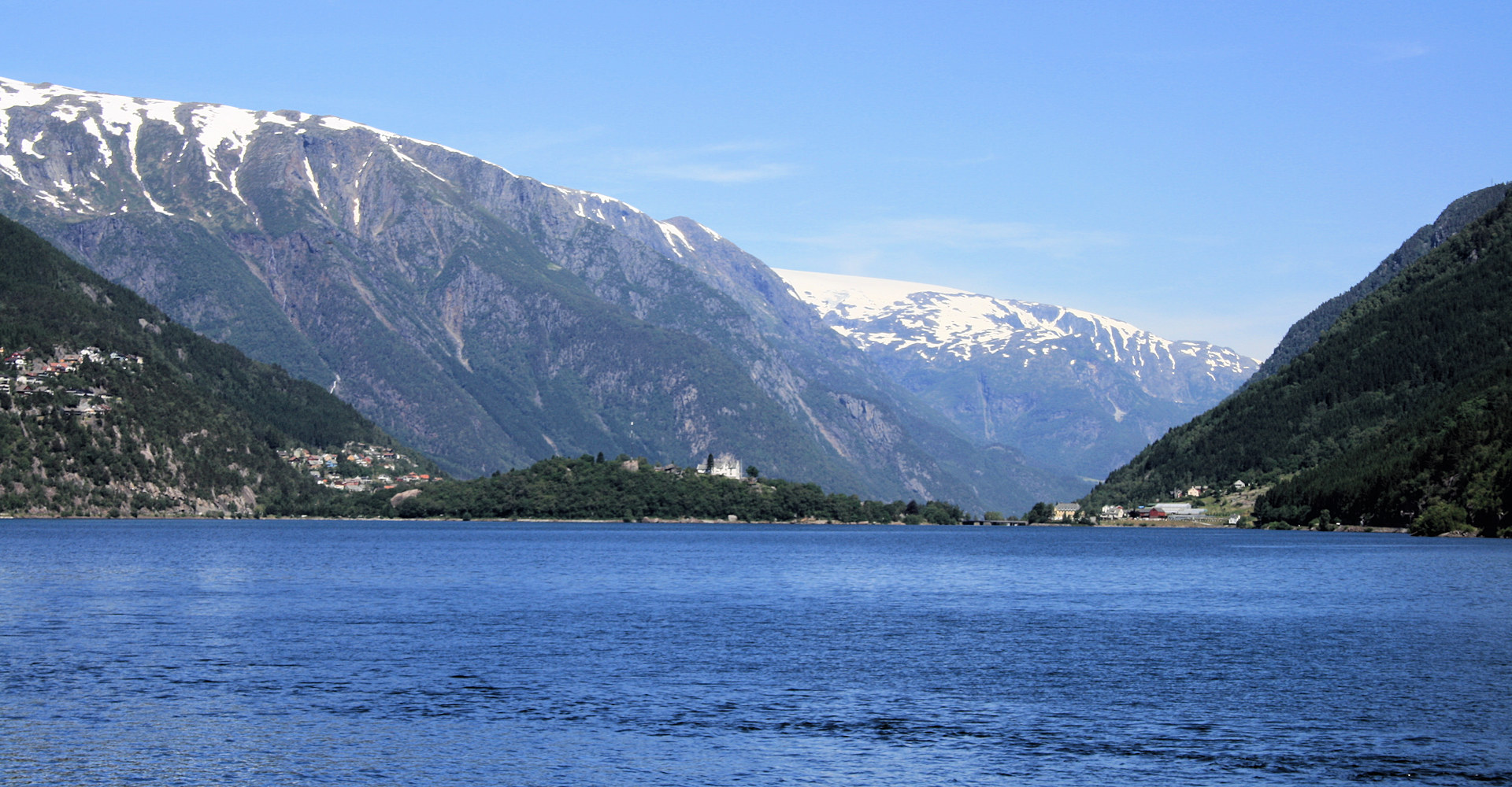 009 Odda sett over Sandvinvatnet fra Oddadalen - fFoto Geir Johansen.jpg