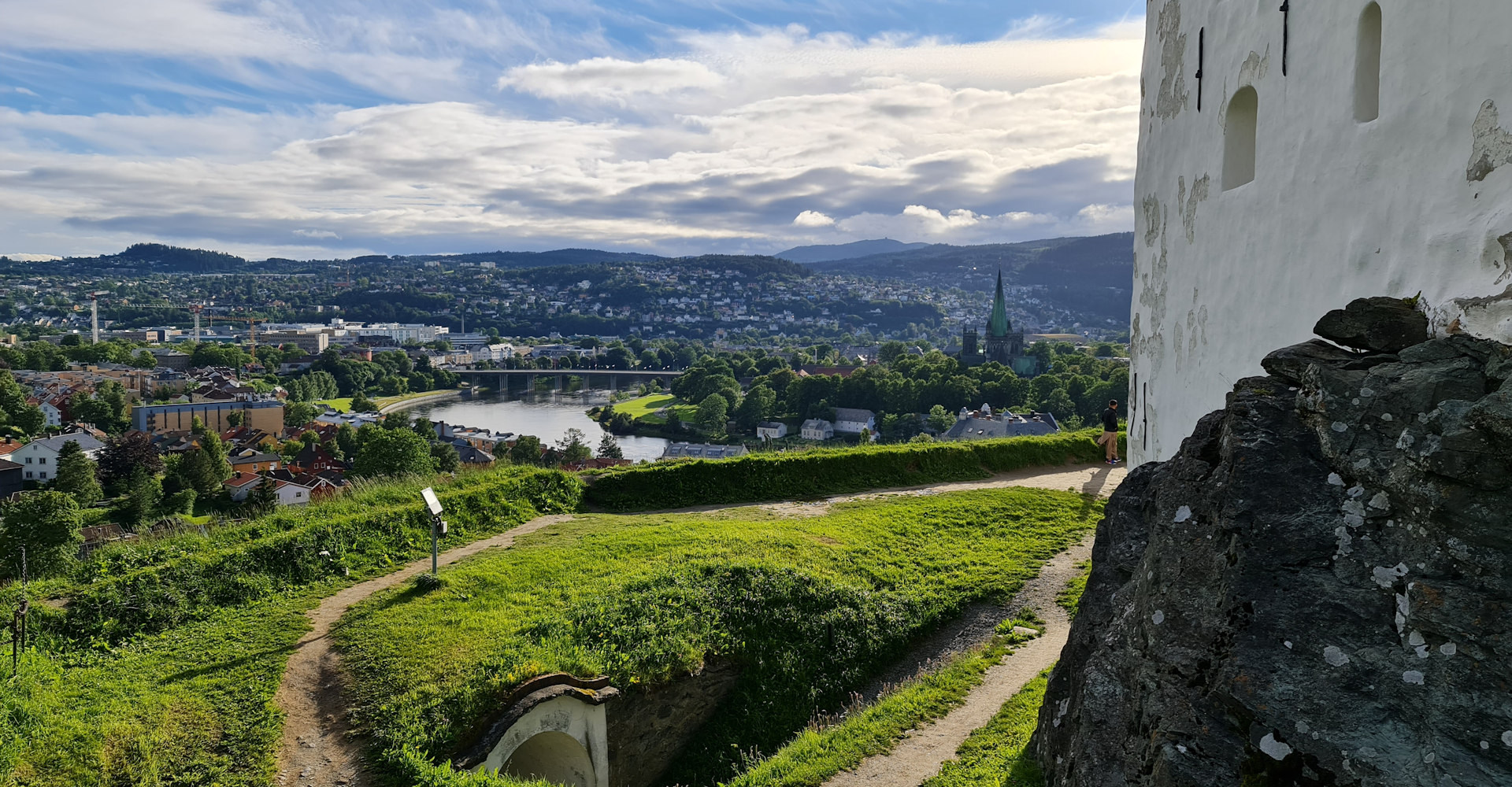 Trondheim 011-byen og nidarosdomen-foto Geir Johansen.jpg