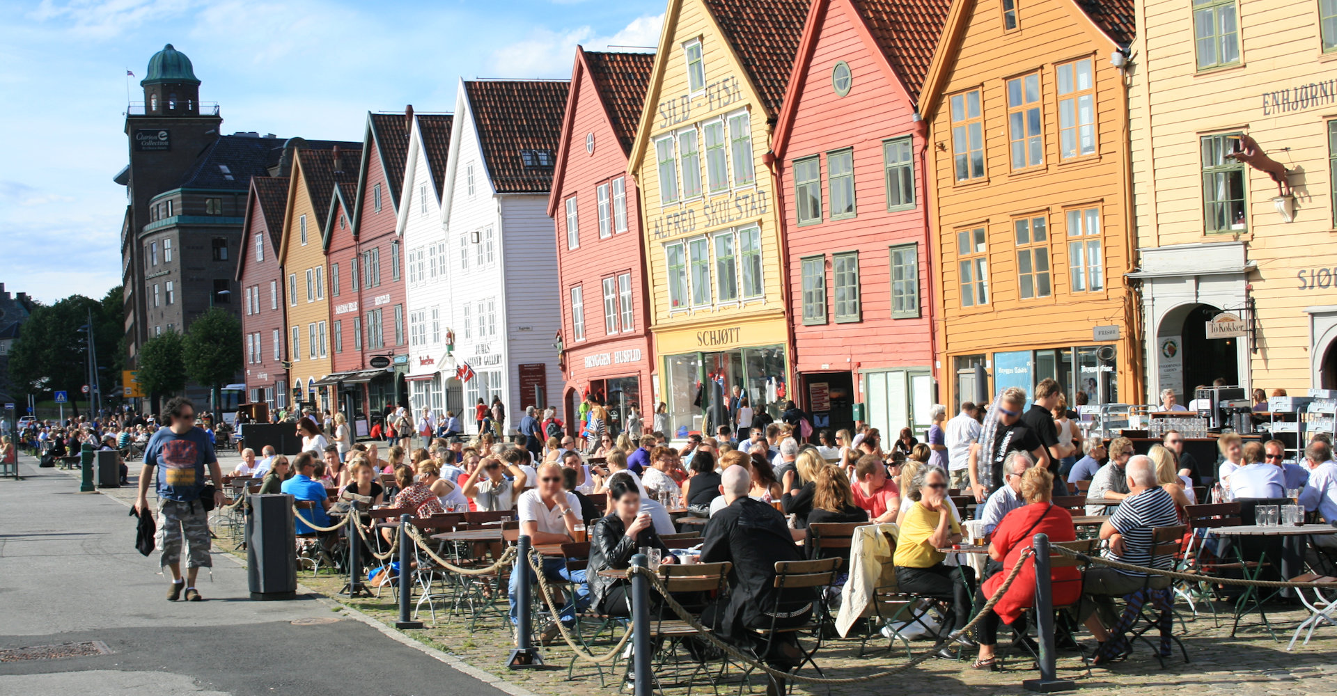 007 Flust med spisesteder langs bryggen - foto Geir Johansen.jpg