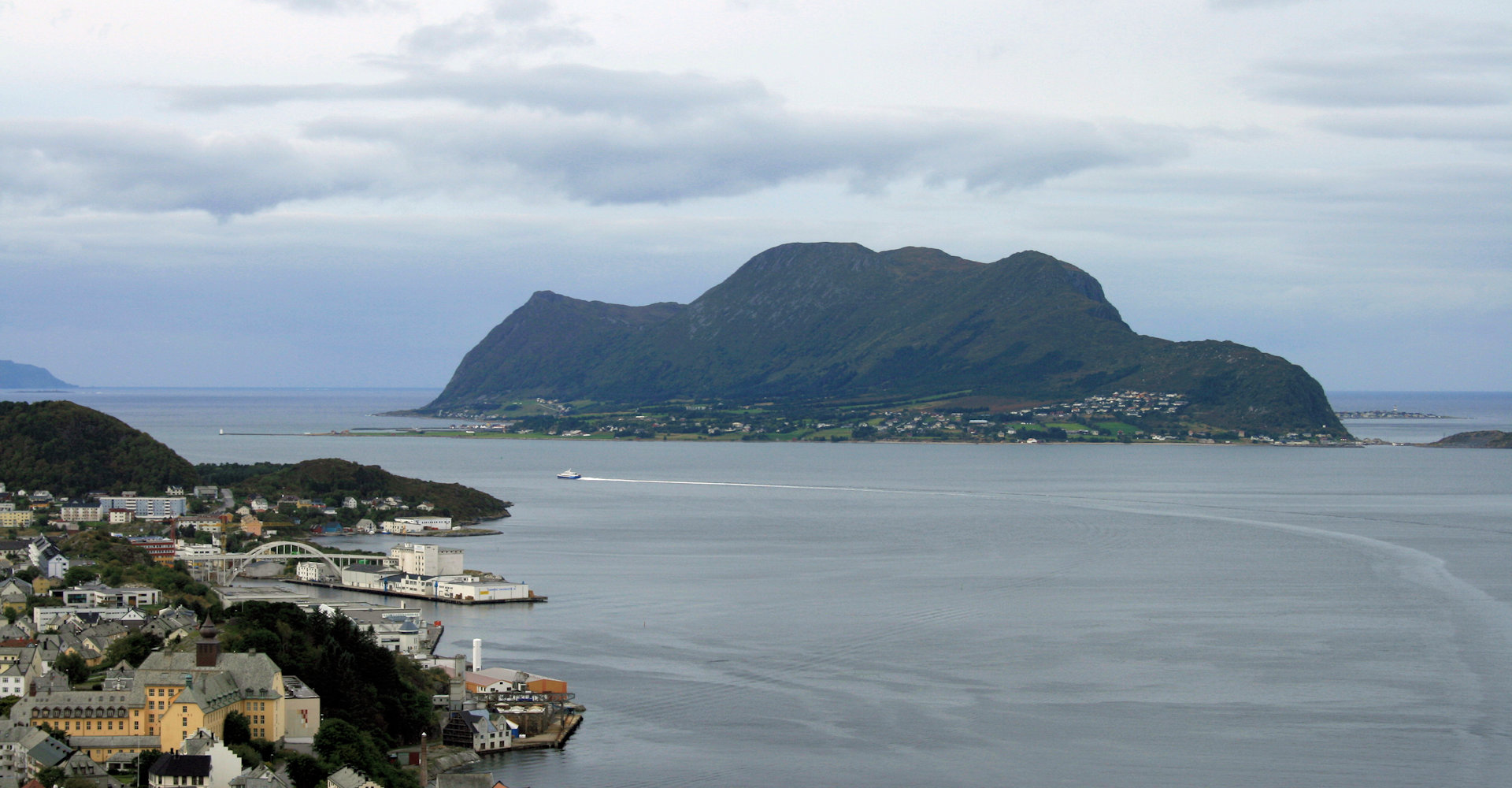 002 Øya Giske sett fra Aksla - foto Geir Johansen.jpg