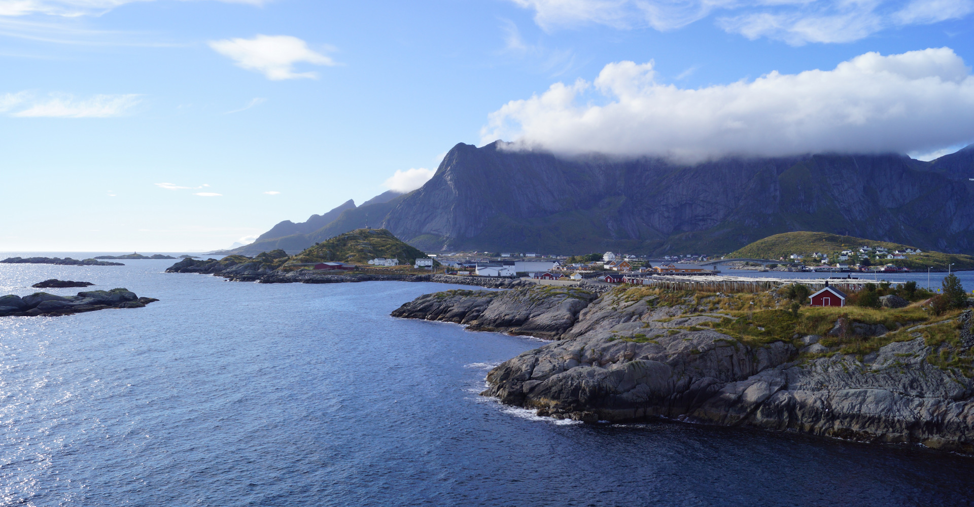 005 utsikt mot Reine Hamnøy og Sakrisøy-Foto Geir Johansen.jpg
