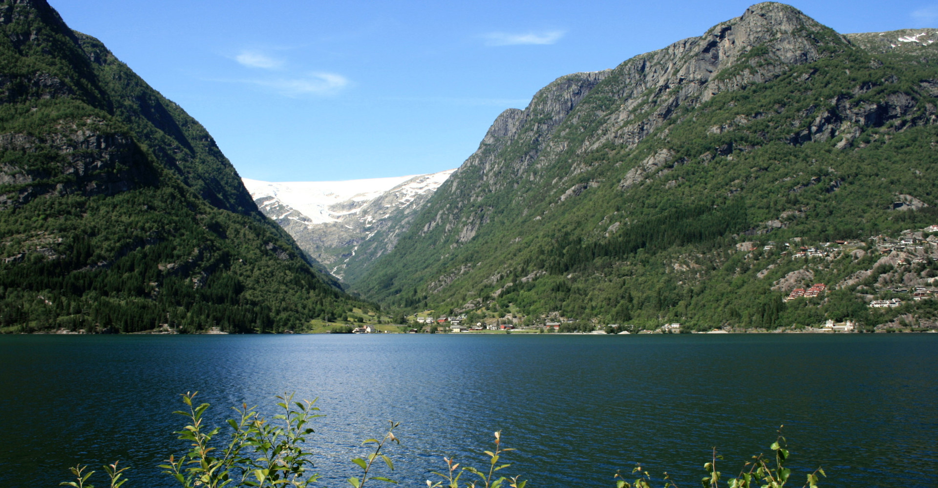 013 Buerdalen og Buerbreen over sandvinvatnet-foto Geir Johansen.jpg
