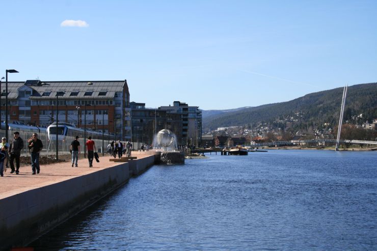 Langs elvebredden mot Papirbredden og Ypsilon-foto Geir Johansen.jpg