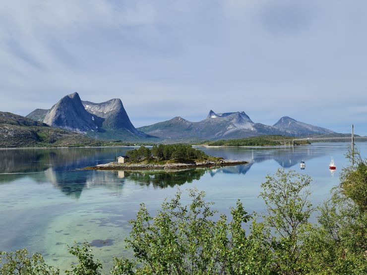 Efjorden - Forsiden - 002 innløpet med utsikt mot Stortinden og Valletindan - foto Geir Johansen.jpg