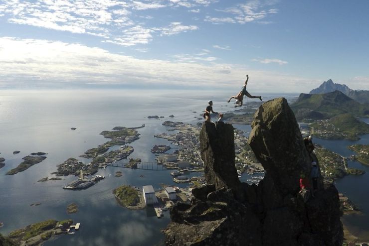 Svolværgeita - Tidenes råeste salto - foto  Jarl Hernes Gåsvær.jpg