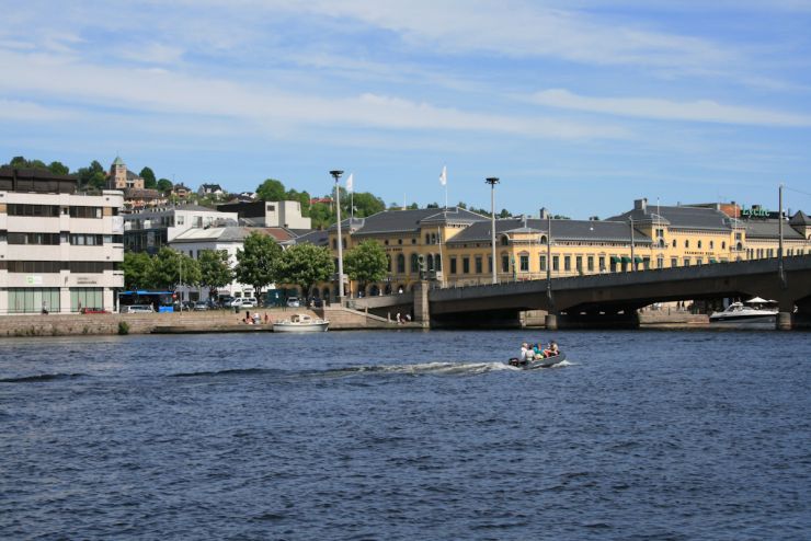 Broen fra Bragernes torg og over elven til Strømsø på andre siden-foto Geir Johansen.jpg
