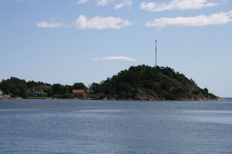 Ser over fjorden mot Rønnes fra Gundersholmen ved sentrum og kaipromenaden-foto Geir Johansen.jpg